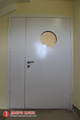 Полуторная дверь с иллюминатором в тамбур