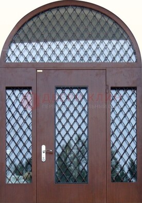 Крепкая стальная арочная дверь со стеклом и ковкой ДА-21 в Санкт-Петербурге