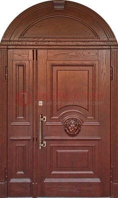 Коричневая арочная железная дверь с виноритом ДА-40 в Куровском