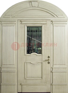 Белая входная дверь массив со стеклом и ковкой ДА-49 в Куровском