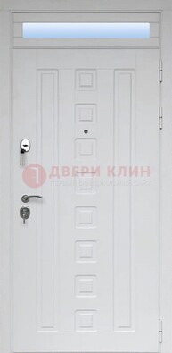 Белая металлическая дверь с фрамугой для коттеджа ДФГ-21 в Куровском