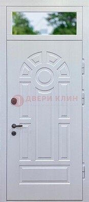 Белая входная дверь со стеклом и верхней фрамугой ДФГ-3 в Куровском