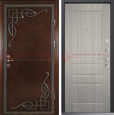 Коричневая железная дверь с ковкой и МДФ внутри ДК-27 в Воскресенске