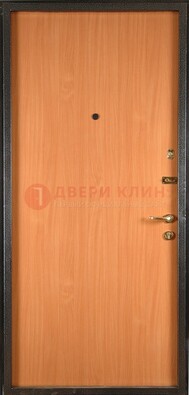 Светлая железная дверь с ламинатом ДЛ-11 в Куровском