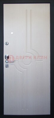 Белая металлическая дверь с МДФ ДМ-172 в квартиру в Куровском