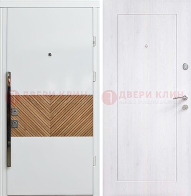 Белая железная дверь МДФ горизонтальной вставкой ДМ-265 в Куровском