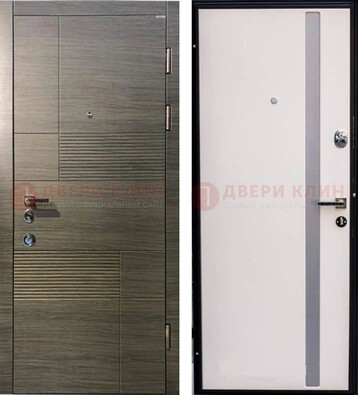 Стальная белая дверь c МДФ с молдингами ДМ-266 в Куровском