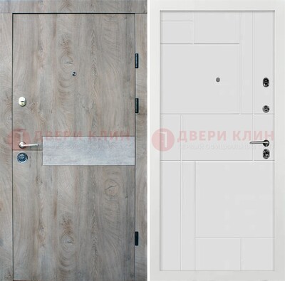 Темная металлическая дверь с белой МДФ с молдингами ДМ-297 в Куровском