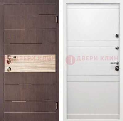 Коричневая стальная дверь с филенчатой МДФ в Белом цвете ДМ-306 в Куровском