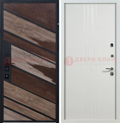 Железная коричневая дверь со светлой МДФ внутри ДМ-310 в Куровском