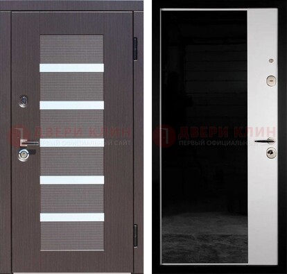 Железная коричневая дверь МДФ с темной стеклянной вставкой внутри ДМ-315 в Куровском