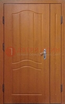 Коричневая двухстворчатая тамбурная дверь с МДФ ДМ-538 в Куровском