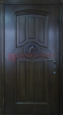 Темная металлическая дверь с массивом дуба с рисунком ДМД-25 в Куровском