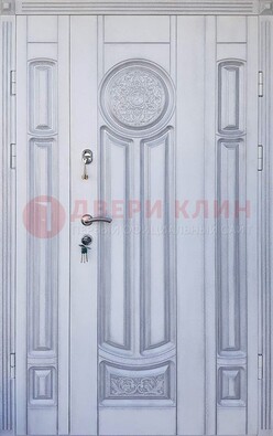 Белая двухстворчатая дверь с массивом дуба ДМД-72 в Куровском