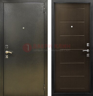 Темная металлическая дверь с порошковым напылением ДП-105 в Куровском