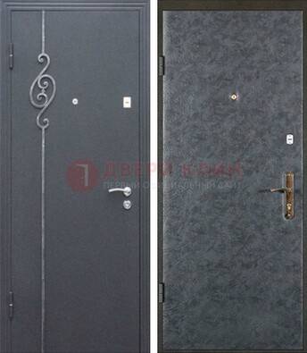 Серая стальная дверь с порошковым окрасом и ковкой ДП-109 в Куровском