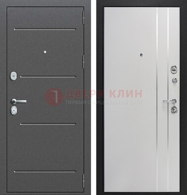 Серая железная дверь с порошковым напылением и МДФ с молдингами ДП-264 в Куровском