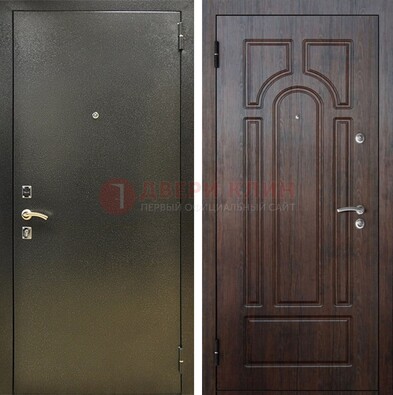 Железная темно-серая дверь с порошковым напылением и МДФ Тисненый орех ДП-275 в Куровском