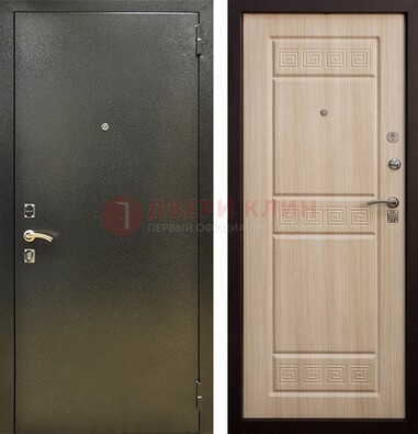 Железная темно-серая дверь с порошковым напылением и МДФ с резьбой ДП-276 в Куровском