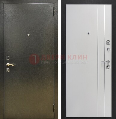 Железная темная дверь с порошковым покрытием и белая МДФ с молдингами  ДП-296 в Куровском