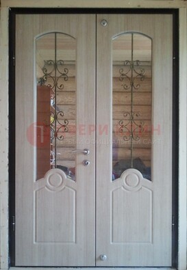 Парадная дверь со стеклянными вставками и ковкой ДПР-23 в деревянный дом 