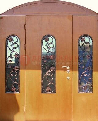 Парадная дверь со стеклянными вставками и ковкой ДПР-28 в общественное здание в Куровском