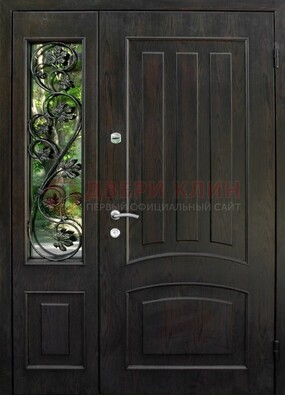 Парадная дверь со стеклянными вставками и ковкой ДПР-31 в кирпичный дом в Куровском