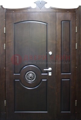 Коричневая парадная дверь с украшением ДПР-52 с утеплением в Куровском