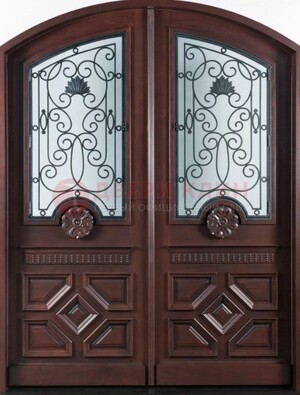 Арочная коричневая парадная дверь ДПР-66 в Куровском
