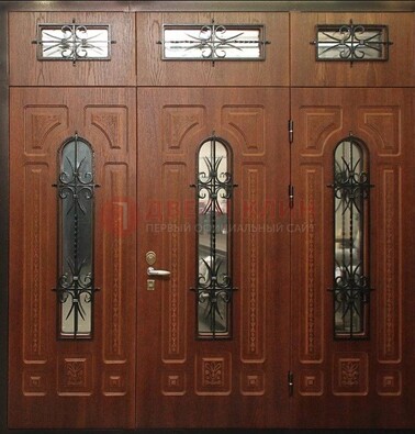 Парадная дверь с металлическими вставками и ковкой ДПР-72 в дом в Белгороде