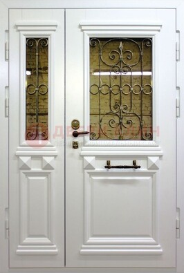 Белая парадная металлическая дверь со стеклом и ковкой ДПР-83 в Куровском