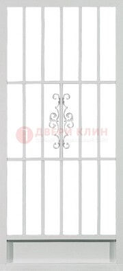 Белая стальная решетчатая дверь с ковкой ДР-35 в Куровском