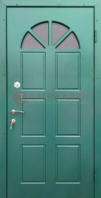 Зеленая стальная дверь со стеклом для дома ДС-28 в Куровском
