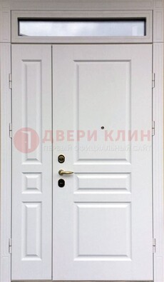 Белая двухстворчатая металлическая дверь со стеклом ДС-63 в Куровском