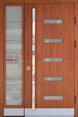Коричневая металлическая дверь со стеклом ДС-72 в Куровском
