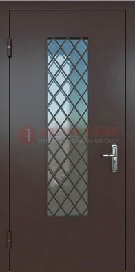 Темная металлическая дверь с решеткой и стеклом ДС-7 в Куровском