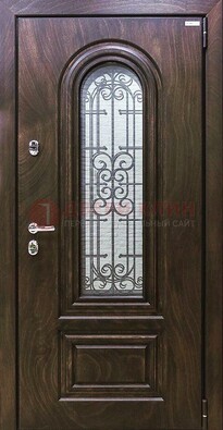 Темная филенчатая железная дверь со стеклом и ковкой ДСК-102 в Куровском