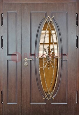 Полуторная металлическая дверь со стеклом и ковкой ДСК-108 в Куровском