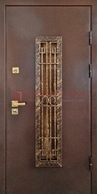 Металлическая дверь с порошковым напылением со стеклом и ковкой ДСК-110 в Куровском