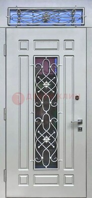 Белая железная дверь со стеклом и ковкой с верхней фрамугой ДСК-112 в Куровском