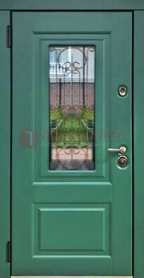 Зеленая металлическая дверь со стеклом и ковкой ДСК-113 в Куровском