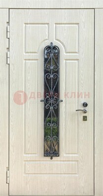 Светлая стальная дверь со стеклом и ковкой ДСК-118 в Куровском