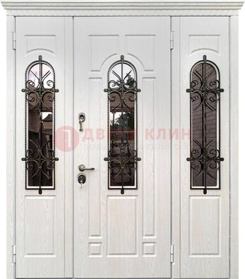 Белая распашная стальная дверь со стеклом и ковкой ДСК-125 в Куровском
