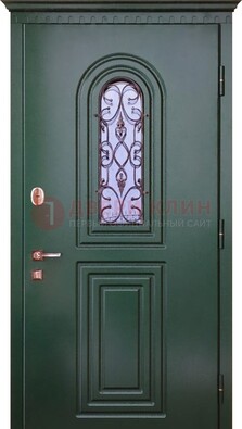 Темно-зеленая входная дверь со стеклом и ковкой ДСК-129 в Новосибирске