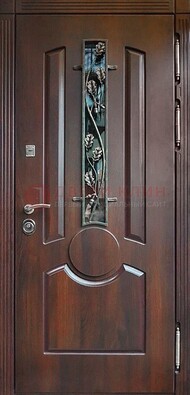 Темная железная дверь со стеклом и ковкой для кирпичного дома ДСК-136 в Волоколамске