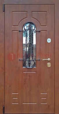 Темная железная дверь со стеклом и ковкой в коричневом цвете ДСК-154 в Одинцово