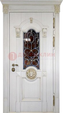 Белая железная дверь со стеклом и ковкой для кирпичного дома ДСК-155 в Куровском