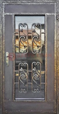 Коричневая наружная дверь порошок со стеклом и ковкой ДСК-160 в Куровском