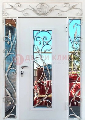 Белая входная дверь порошок со стеклом и ковкой ДСК-165 в Куровском