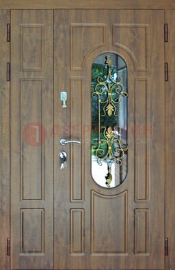 Коричневая полуторная дверь со стеклом и ковкой ДСК-198 в Куровском